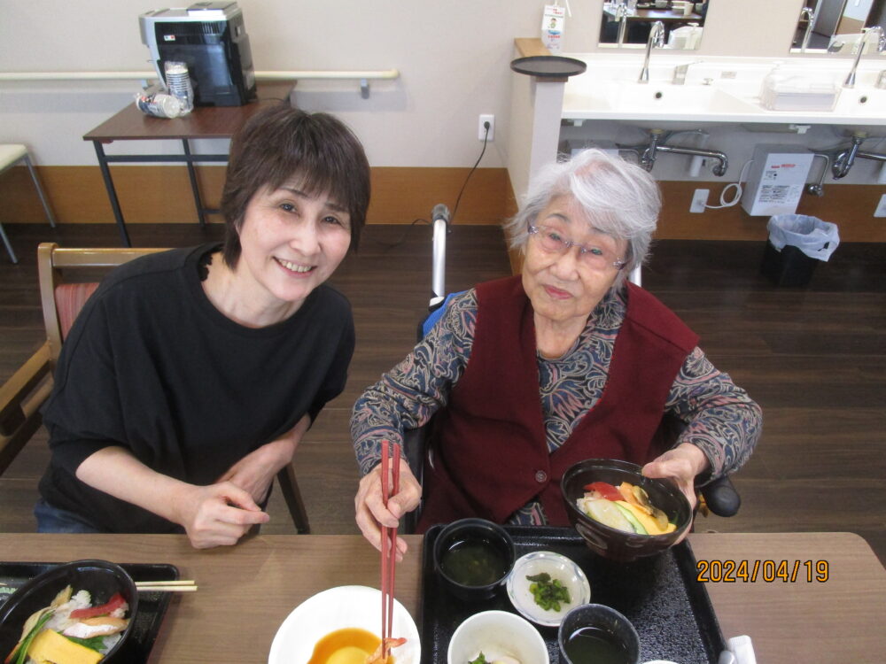 静岡市清水区老人ホーム_ご家族をお招きしてのぺんぎん食堂開催