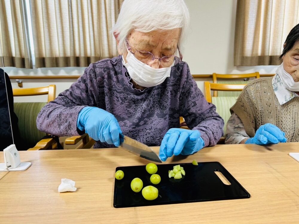 藤枝市老人ホーム_おやつ作りレクリエーション紫陽花の彩パフェ