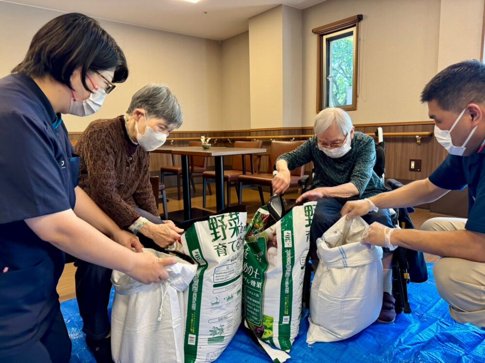 ハートライフ小石川　さつまいもの植え付け