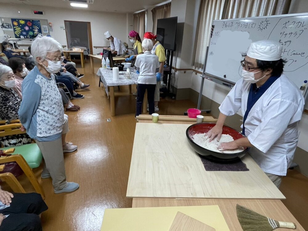 藤枝市老人ホーム_7月蕎麦打ち桜海老天おろしそば