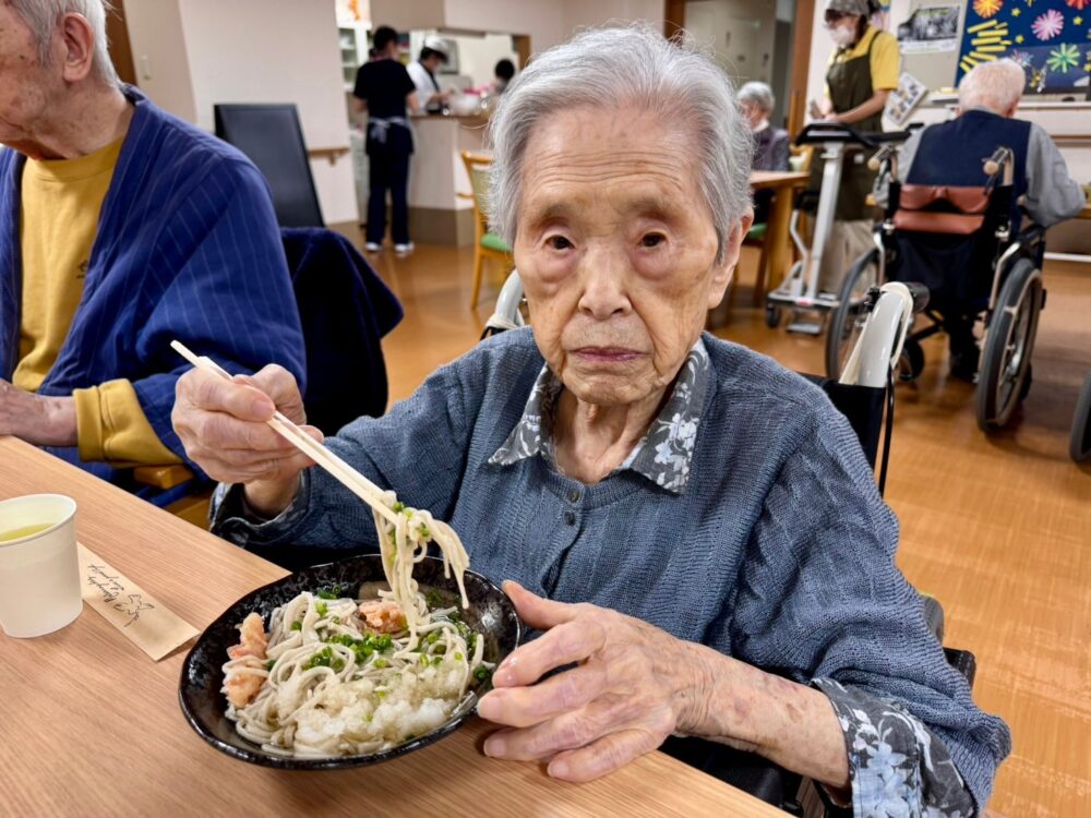 藤枝市老人ホーム_7月蕎麦打ち桜海老天おろしそば