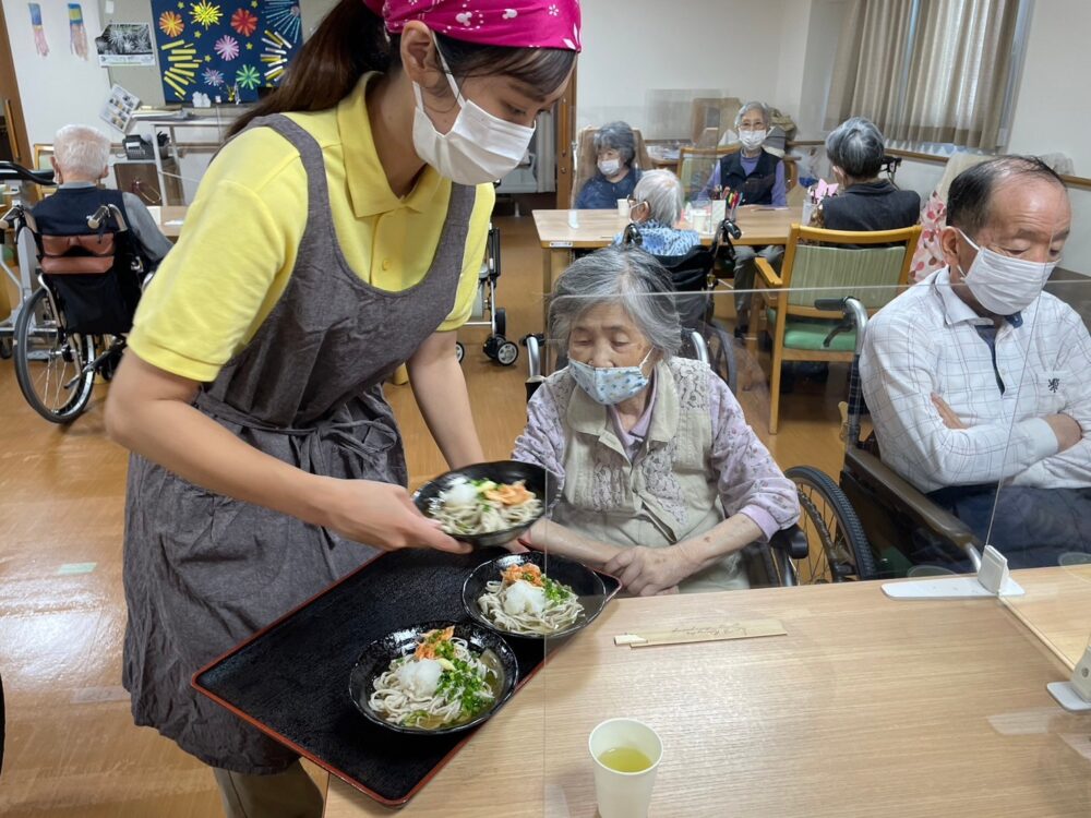 藤枝市老人ホーム_7月蕎麦打ち桜海老天おろしそば