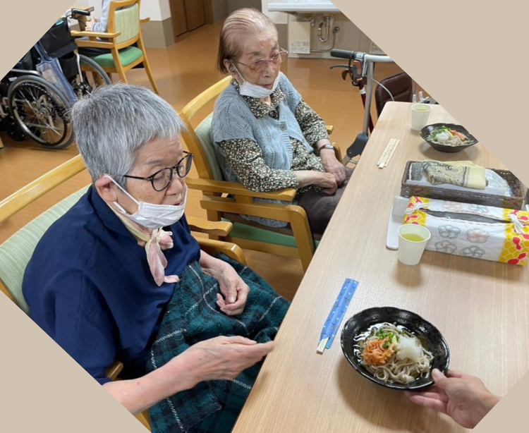 藤枝市老人ホーム_7月蕎麦打ち桜海老天おろしそば