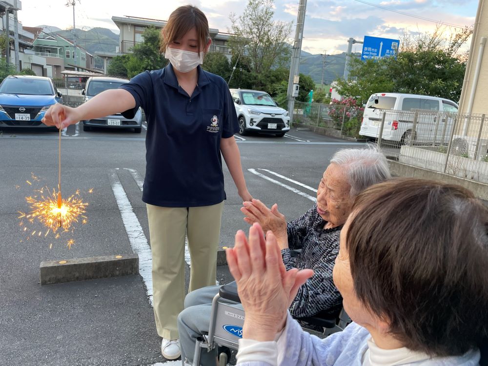 静岡市清水区老人ホーム_第7回花火大会開催