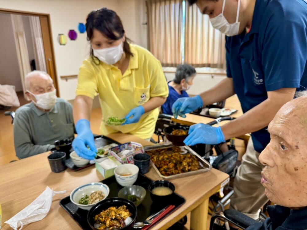 藤枝市老人ホーム_8月のイベント食うなぎのひつまぶし