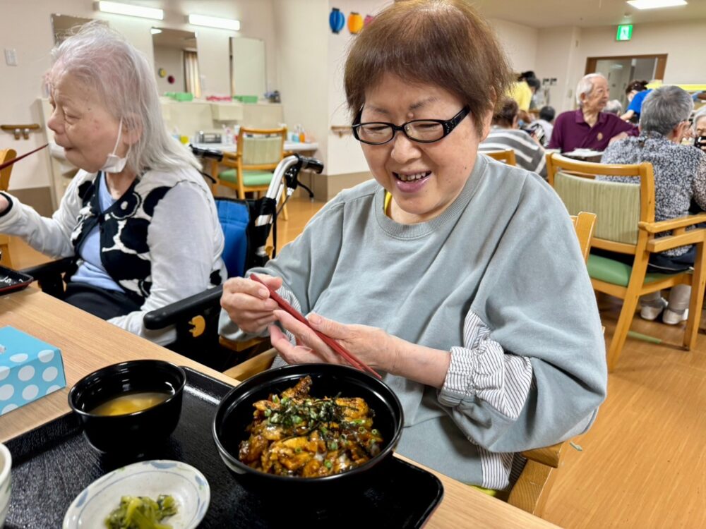 藤枝市老人ホーム_8月のイベント食うなぎのひつまぶし