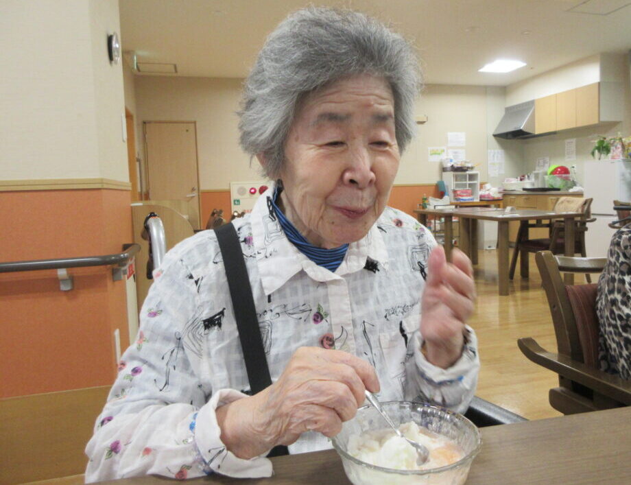 浜松市老人ホーム_ふわふわ初生氷堂氷かき体験