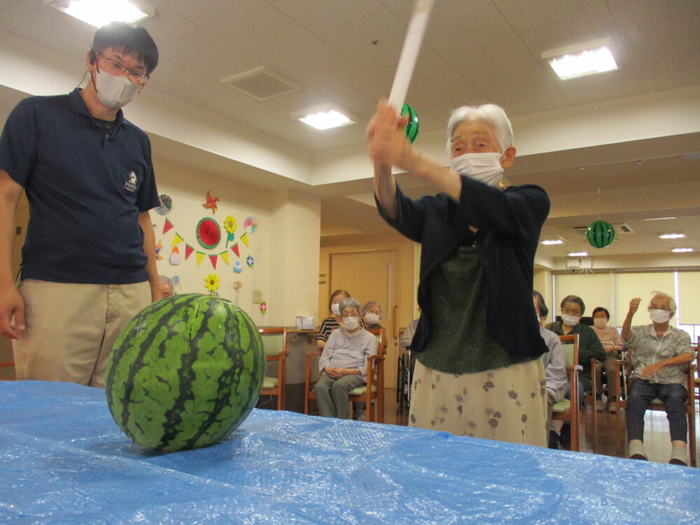 静岡市葵区有料老人ホーム_夏の風物詩すいか割り