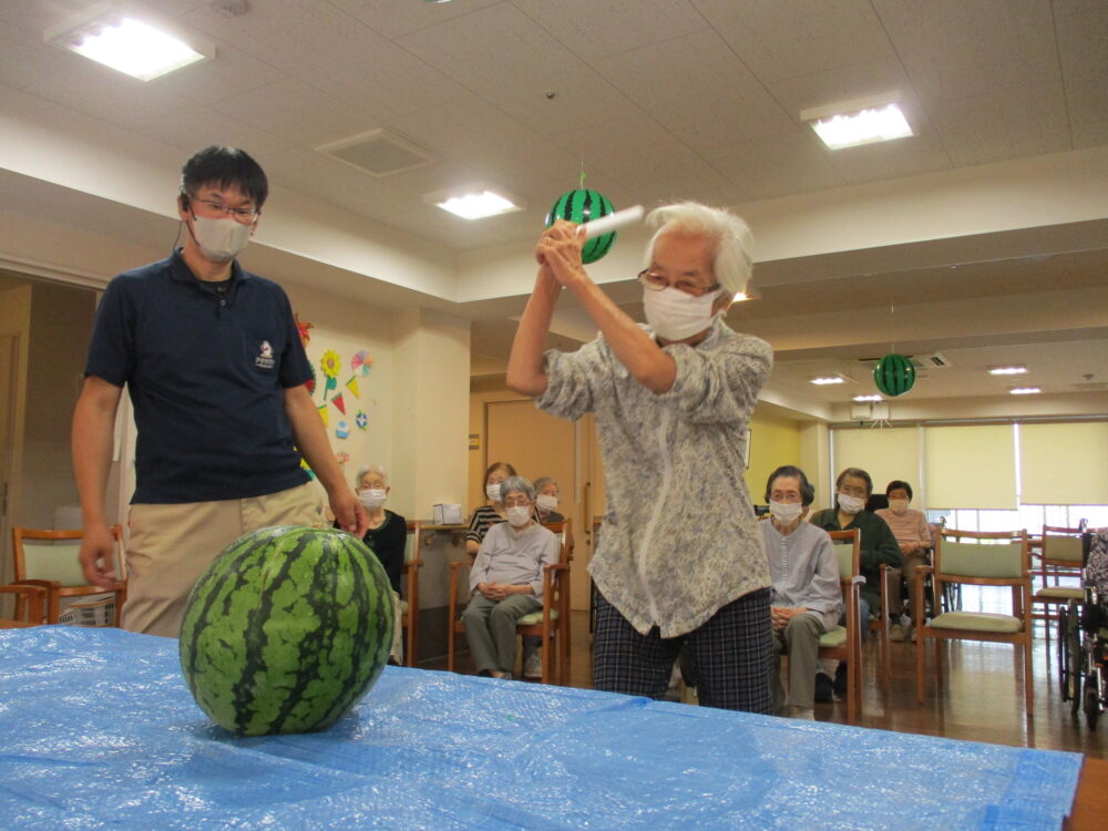 静岡市葵区有料老人ホーム_夏の風物詩すいか割り