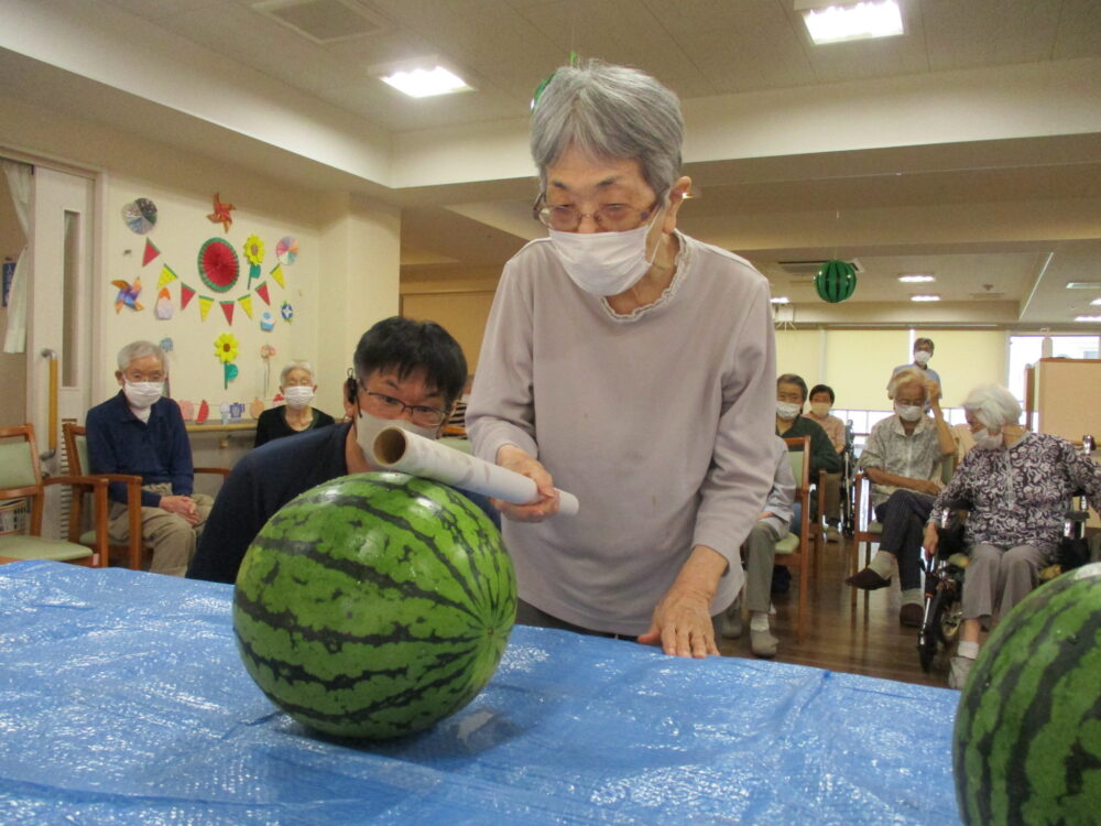 静岡市葵区有料老人ホーム_夏の風物詩すいか割り