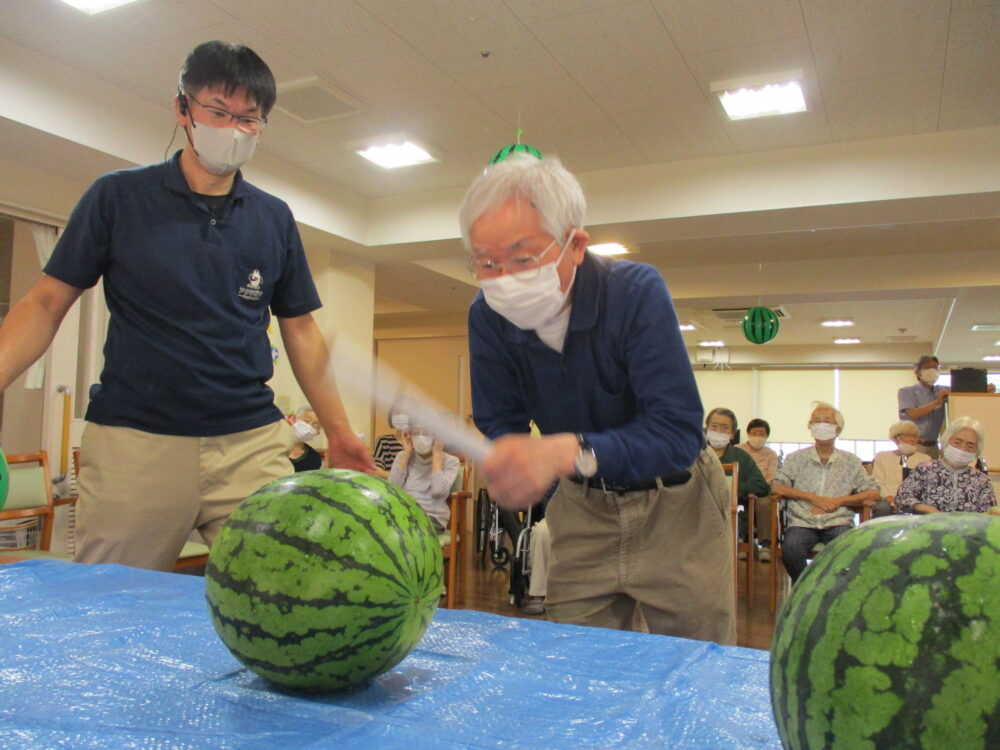 静岡市葵区有料老人ホーム_夏の風物詩すいか割り