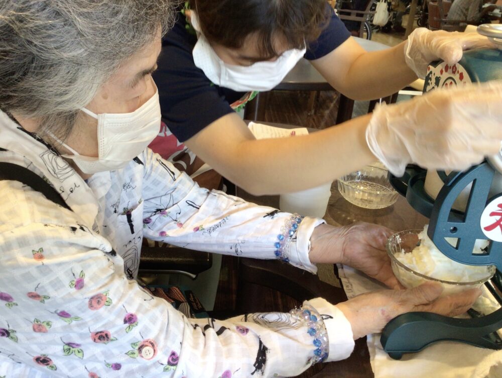 浜松市老人ホーム_ふわふわ初生氷堂氷かき体験