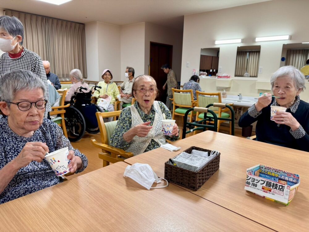 藤枝市老人ホーム_おやつ作りレクリエーションオリジナルかき氷