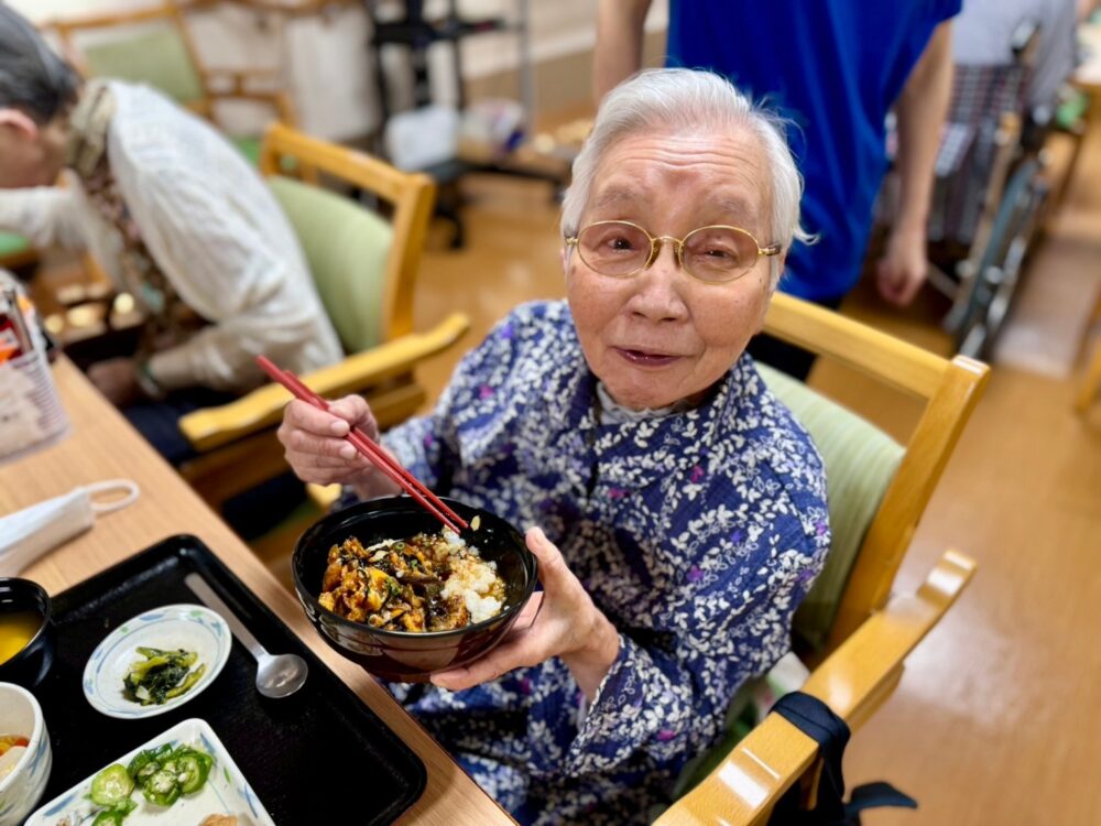 藤枝市老人ホーム_8月のイベント食うなぎのひつまぶし