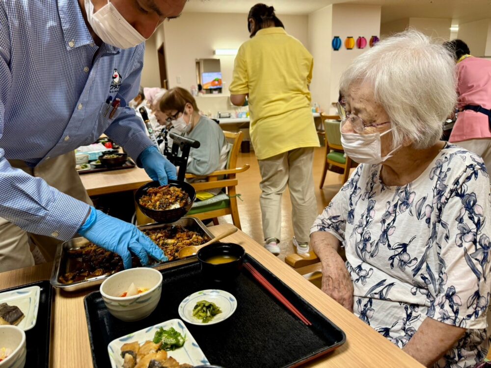 藤枝市老人ホーム_8月のイベント食うなぎのひつまぶし