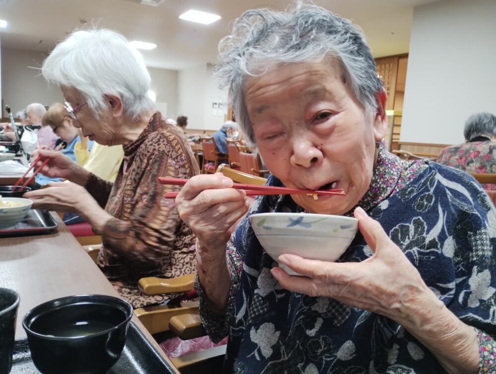 藤枝市老人ホーム_9月イベント食秋を感じる松茸