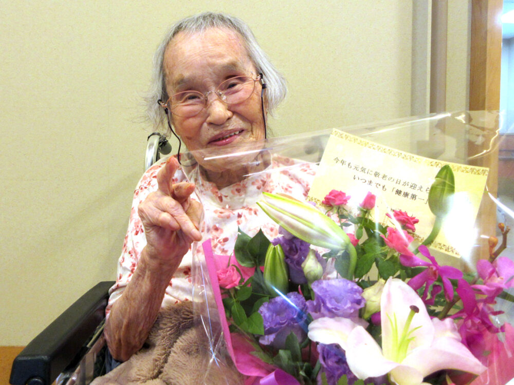 浜松市老人ホーム_敬老の日お花と蟹ちらし寿司で舌鼓