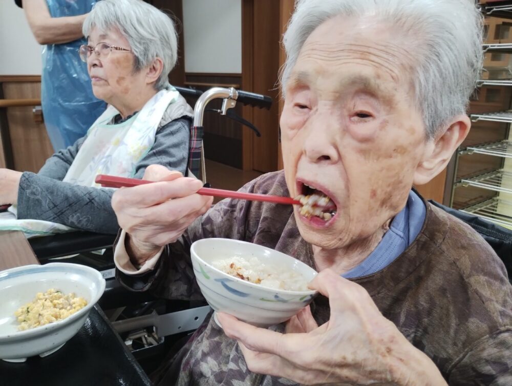 藤枝市老人ホーム_9月イベント食秋を感じる松茸