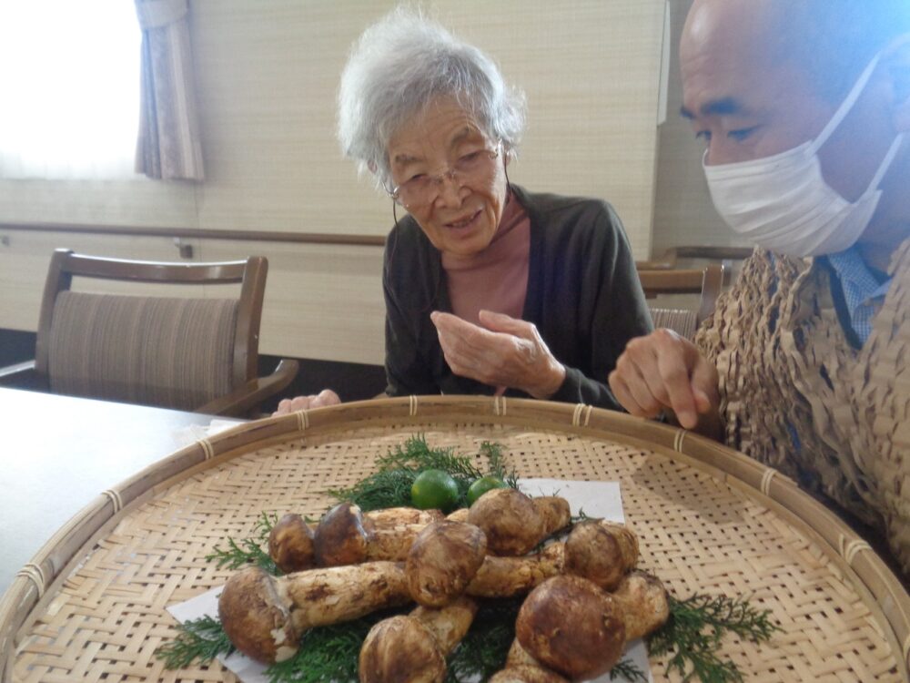 静岡市葵区有料老人ホーム_秋の味覚松茸ご飯