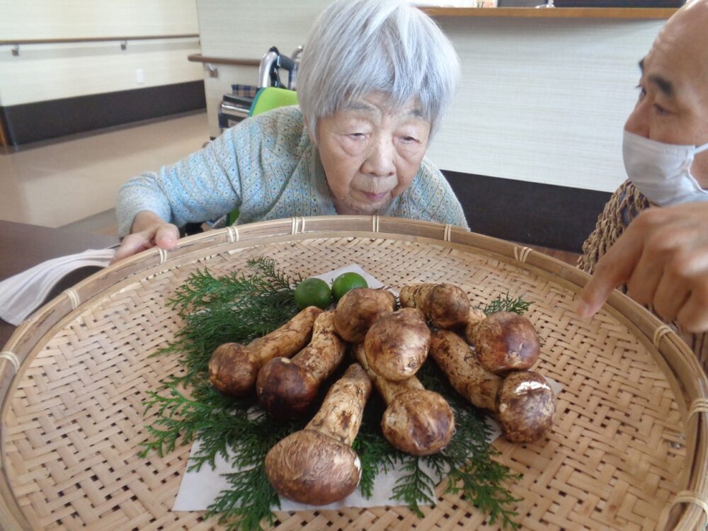 静岡市葵区有料老人ホーム_秋の味覚松茸ご飯