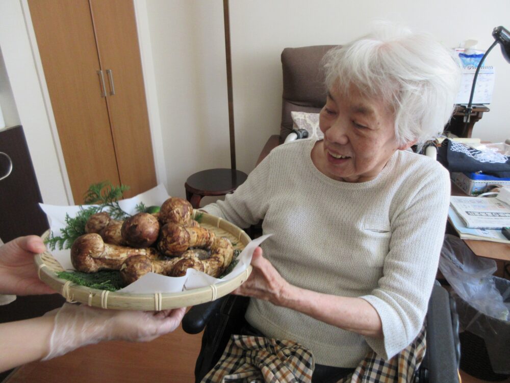 静岡市老人ホーム_秋の松茸を味わう季節 2024