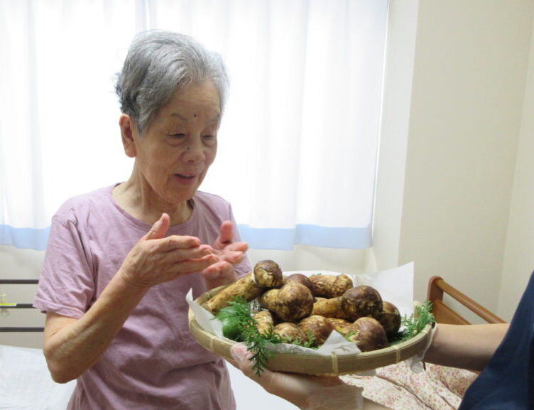 静岡市老人ホーム_秋の松茸を味わう季節 2024