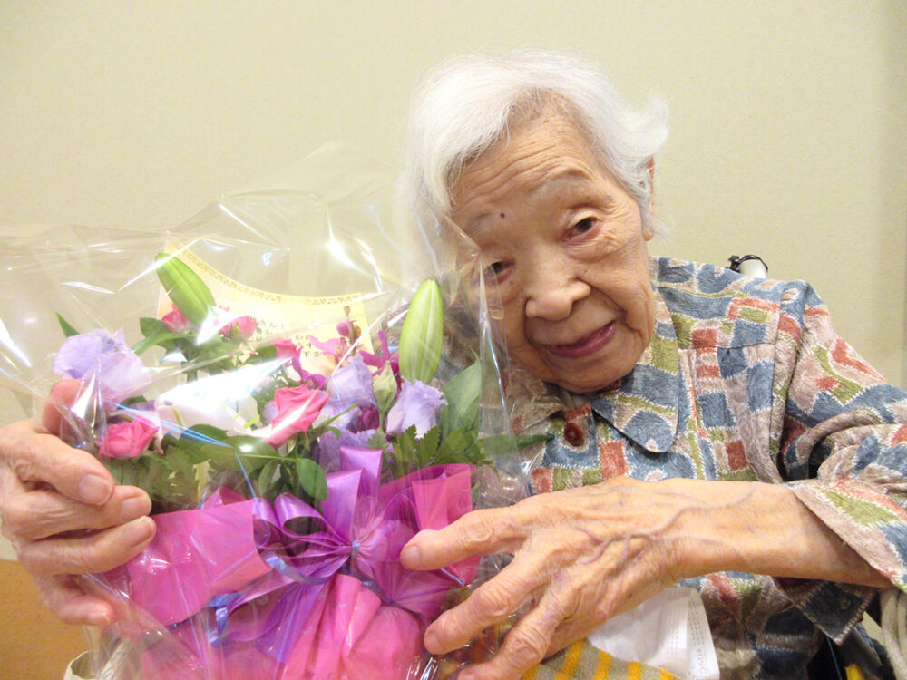 浜松市老人ホーム_敬老の日お花と蟹ちらし寿司で舌鼓