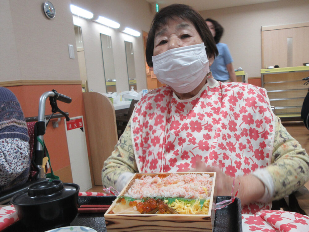 浜松市老人ホーム_敬老の日お花と蟹ちらし寿司で舌鼓