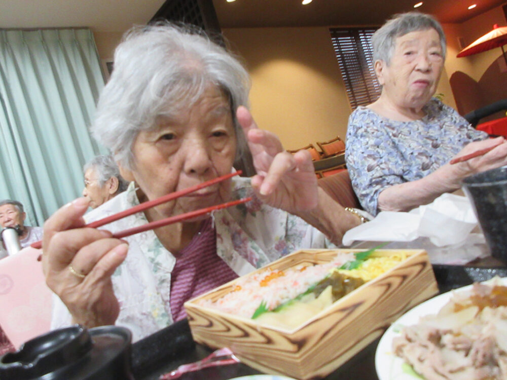 浜松市老人ホーム_敬老の日お花と蟹ちらし寿司で舌鼓