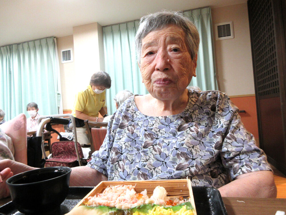 浜松市老人ホーム_敬老の日お花と蟹ちらし寿司で舌鼓