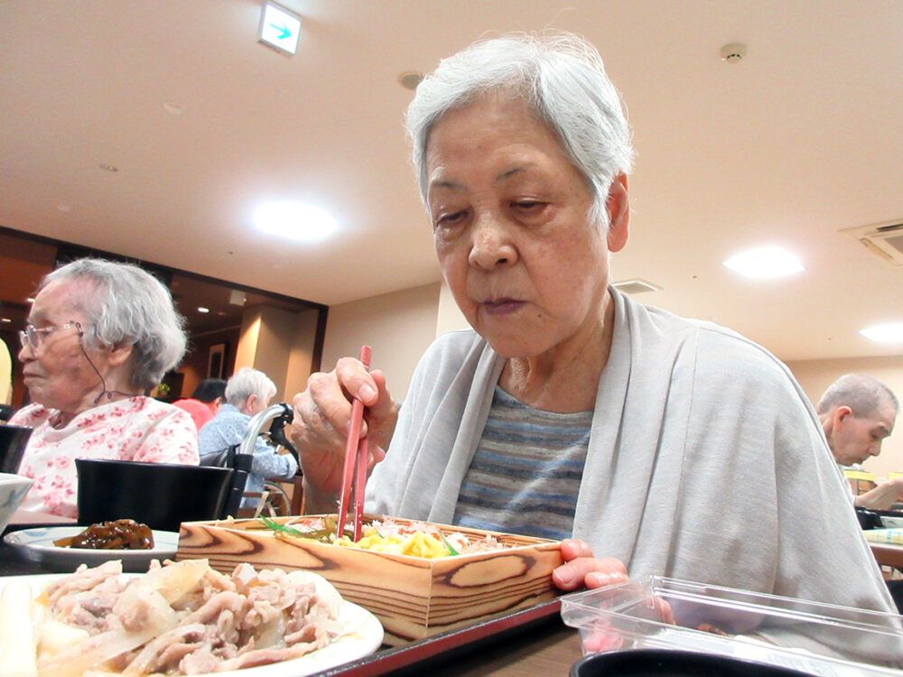 浜松市老人ホーム_敬老の日お花と蟹ちらし寿司で舌鼓