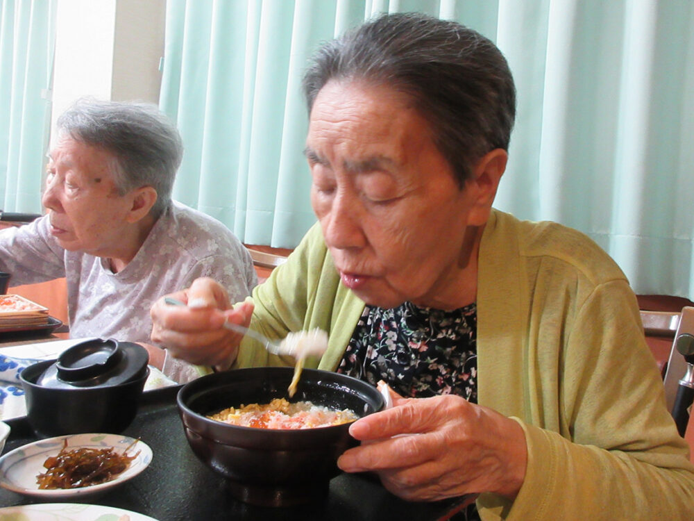 浜松市老人ホーム_敬老の日お花と蟹ちらし寿司で舌鼓