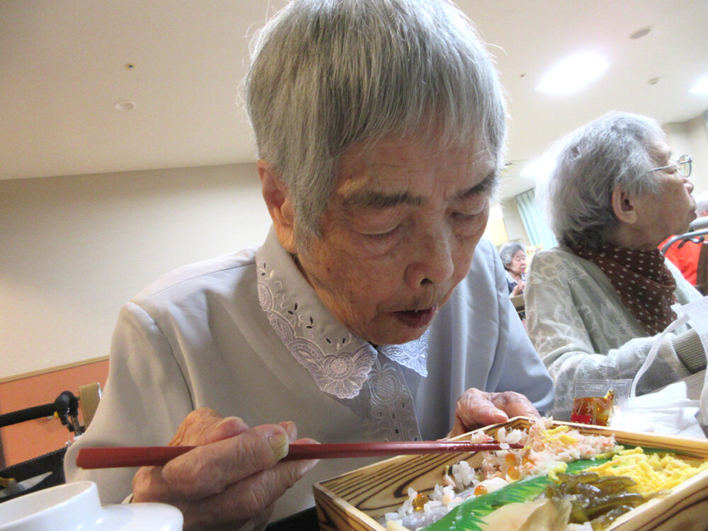 浜松市老人ホーム_敬老の日お花と蟹ちらし寿司で舌鼓