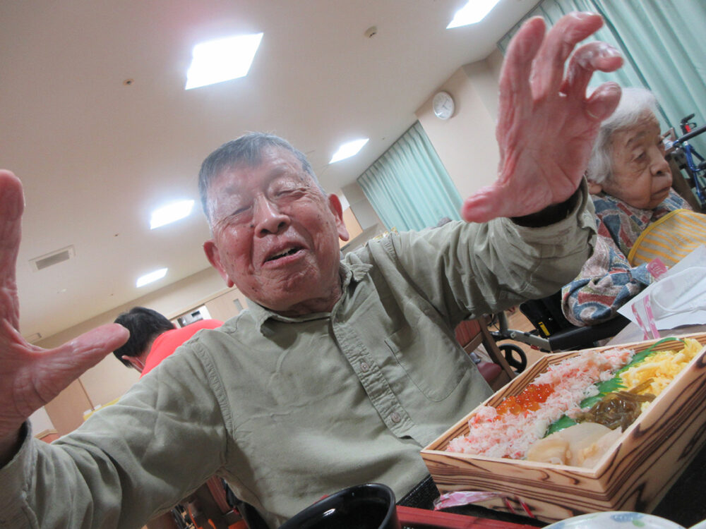 浜松市老人ホーム_敬老の日お花と蟹ちらし寿司で舌鼓