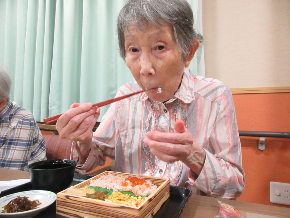 浜松市老人ホーム_敬老の日お花と蟹ちらし寿司で舌鼓