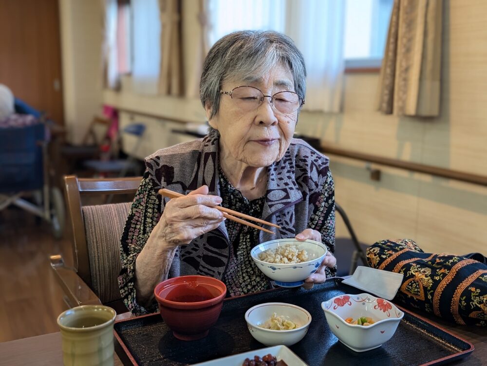 静岡市葵区有料老人ホーム_秋の味覚松茸ご飯