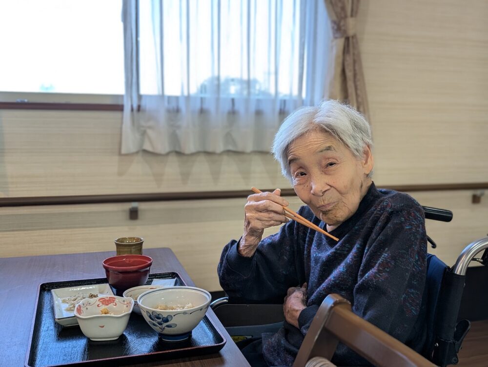 静岡市葵区有料老人ホーム_秋の味覚松茸ご飯