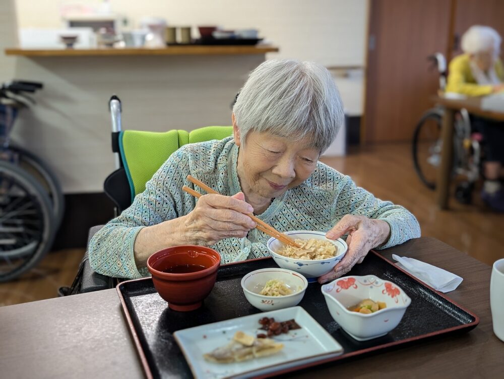 静岡市葵区有料老人ホーム_秋の味覚松茸ご飯