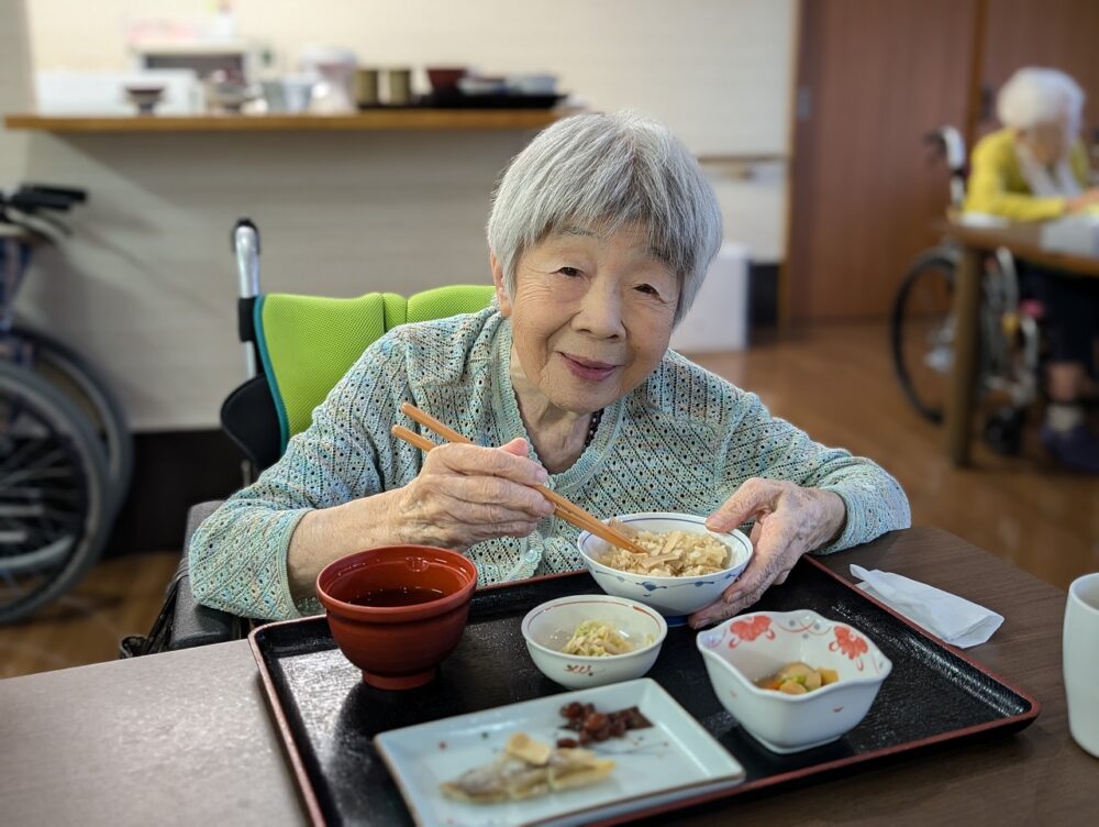 静岡市葵区有料老人ホーム_秋の味覚松茸ご飯