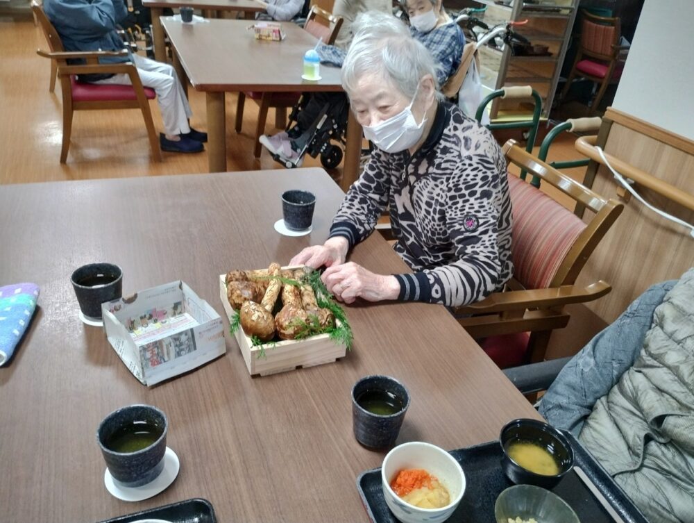 藤枝市老人ホーム_9月イベント食秋を感じる松茸