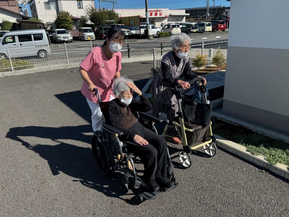 藤枝市老人ホーム_近くの公園にお散歩