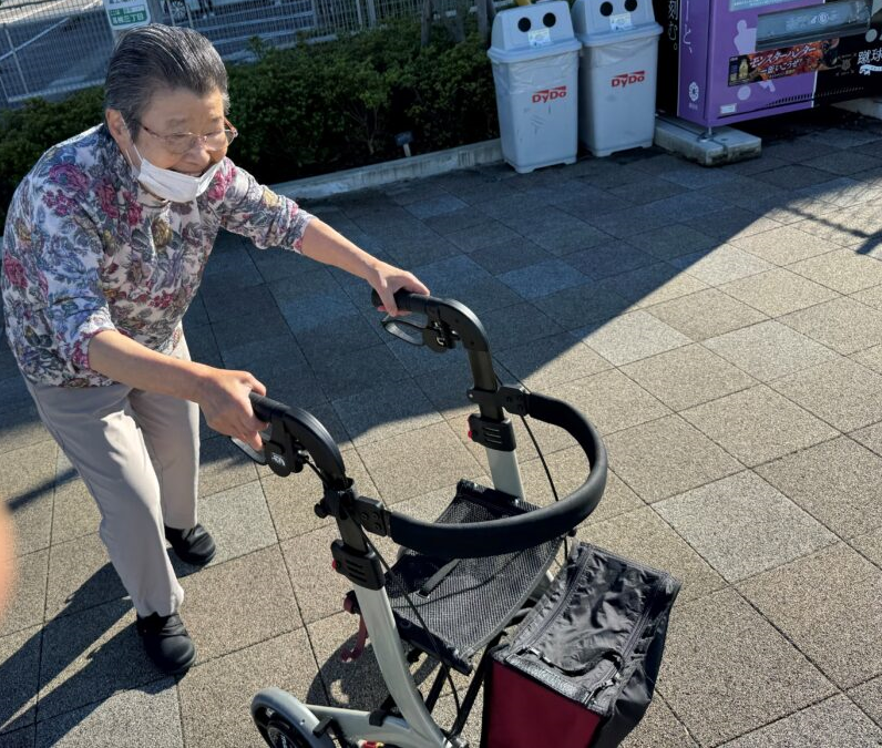 藤枝市老人ホーム_近くの公園にお散歩