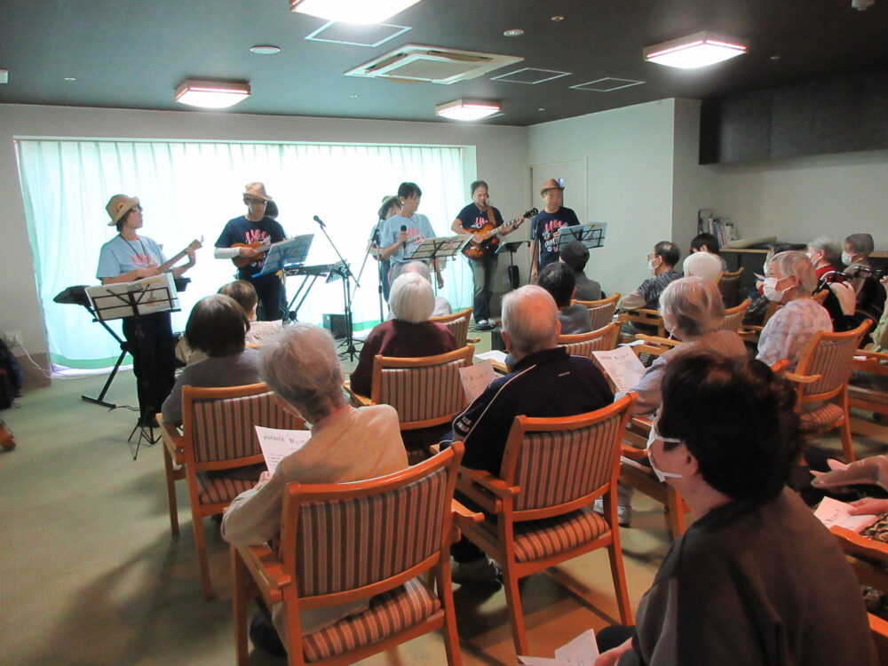 静岡市葵区老人ホーム_ウクレレ演奏会