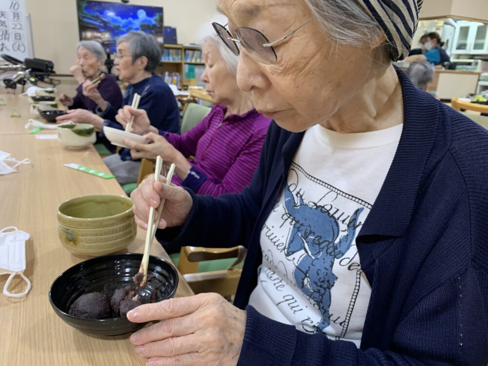 駿東郡長泉町老人ホーム_五感で感じるお茶会秋を彩る御萩と共に