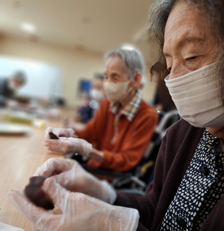 駿東郡長泉町老人ホーム_五感で感じるお茶会秋を彩る御萩と共に