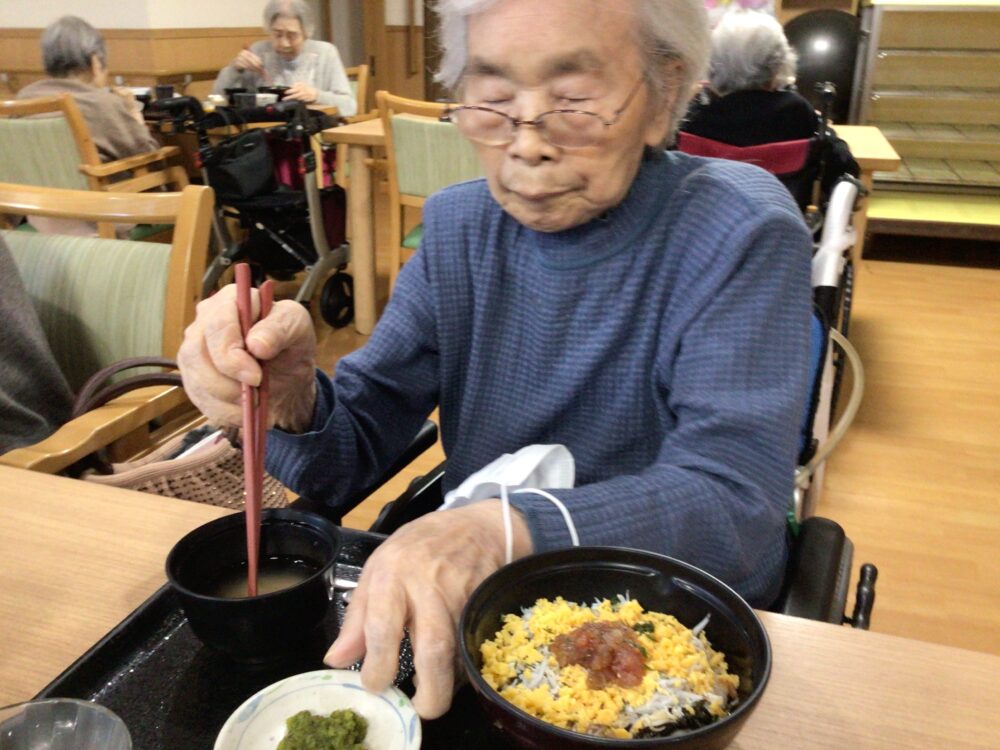 藤枝市老人ホーム_10月皇帝ペンギン食堂