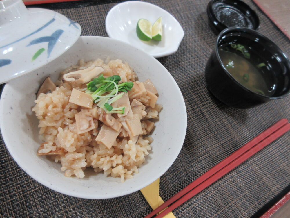 浜松市老人ホーム_秋の味覚松茸ご飯と松茸のお吸い物