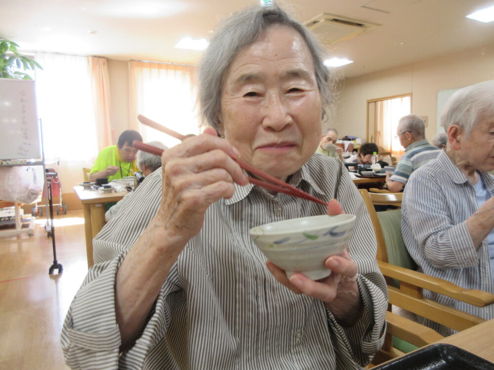 浜松市老人ホーム_秋の味覚松茸ご飯と松茸のお吸い物