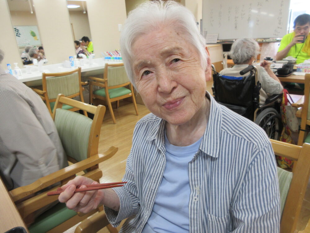 浜松市老人ホーム_秋の味覚松茸ご飯と松茸のお吸い物