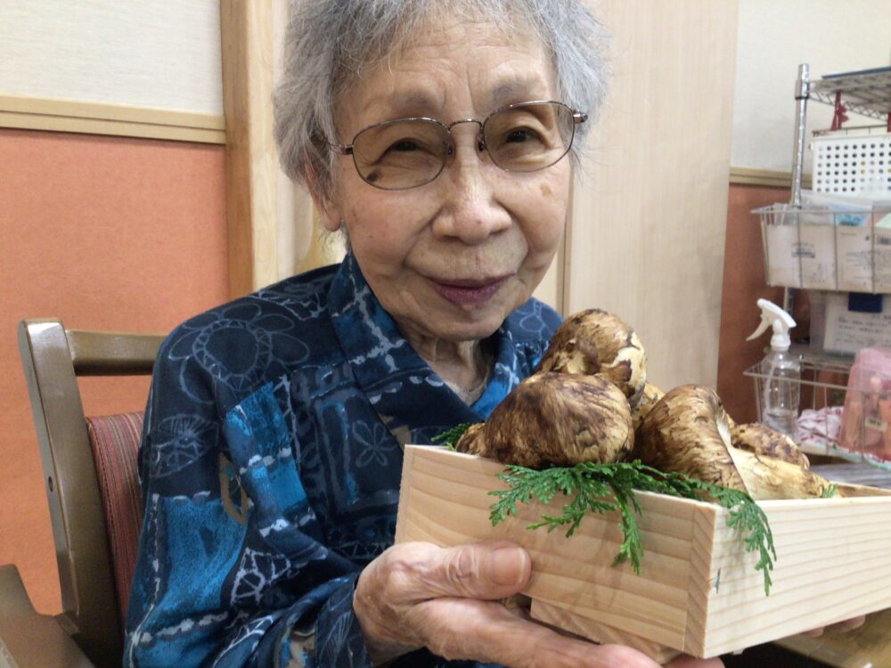 浜松市老人ホーム_秋の味覚松茸ご飯と松茸のお吸い物